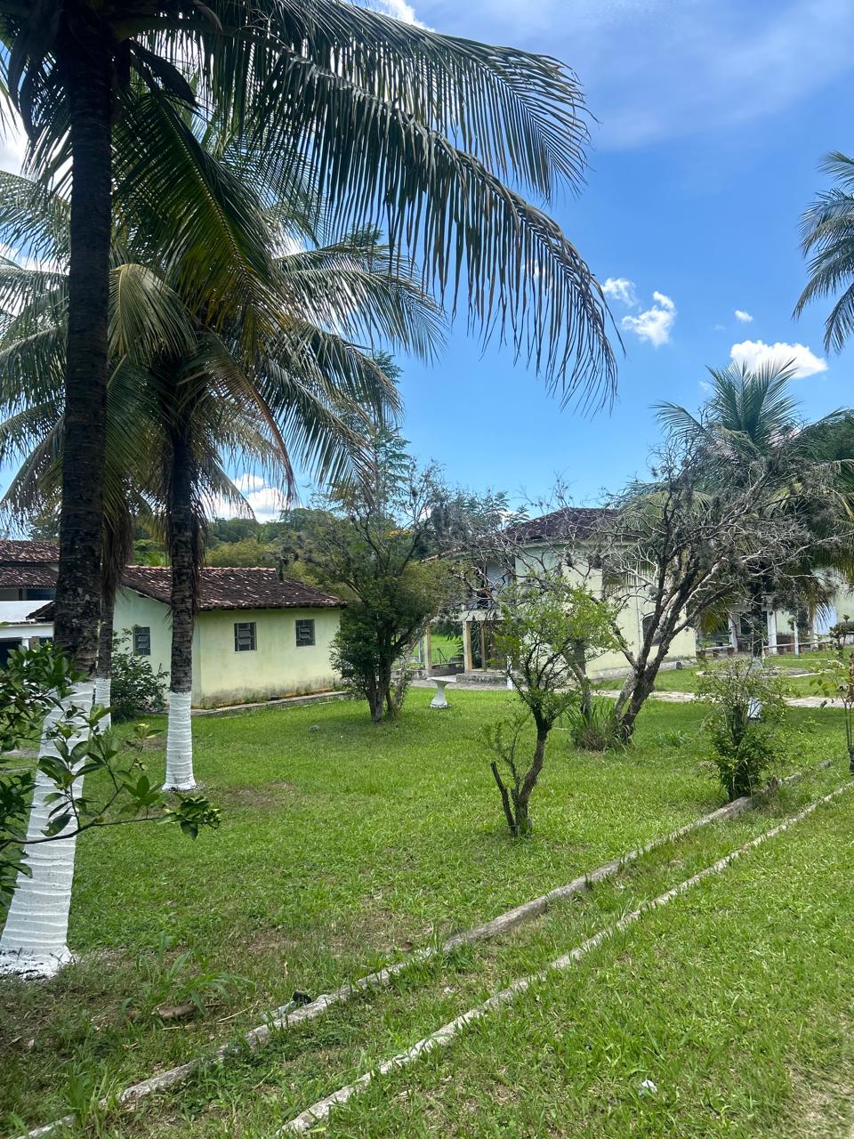 Jardins arborizados do Recanto Sereno Residencial Sênior em Guaratiba
